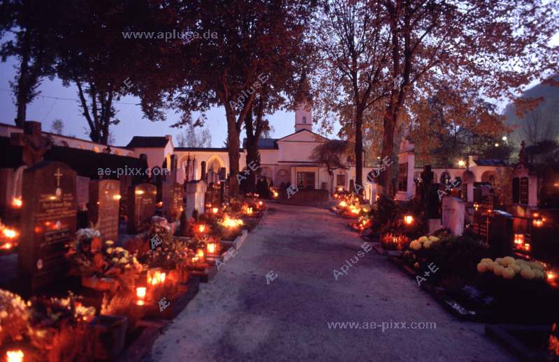 Trostberg:Friedhof, Lichter an  Allerheiligen